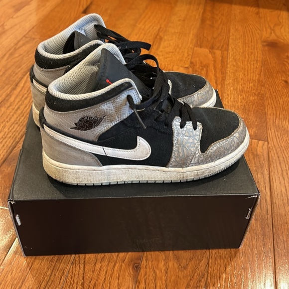 Used Jordan 1 mids 4.5Y black/grey/white/red - Picture 2 of 7